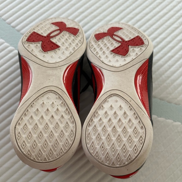 Under Armour basketball shoes. - Picture 3 of 6